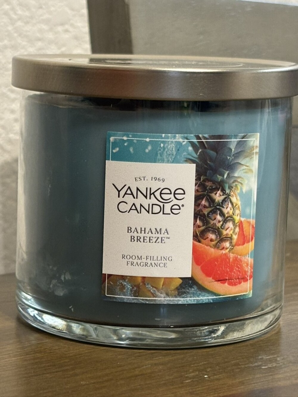 NEW!Brand; YANKEE CANDLE Scent; Bahama Breeze Type; Medium 3 Wick Cand